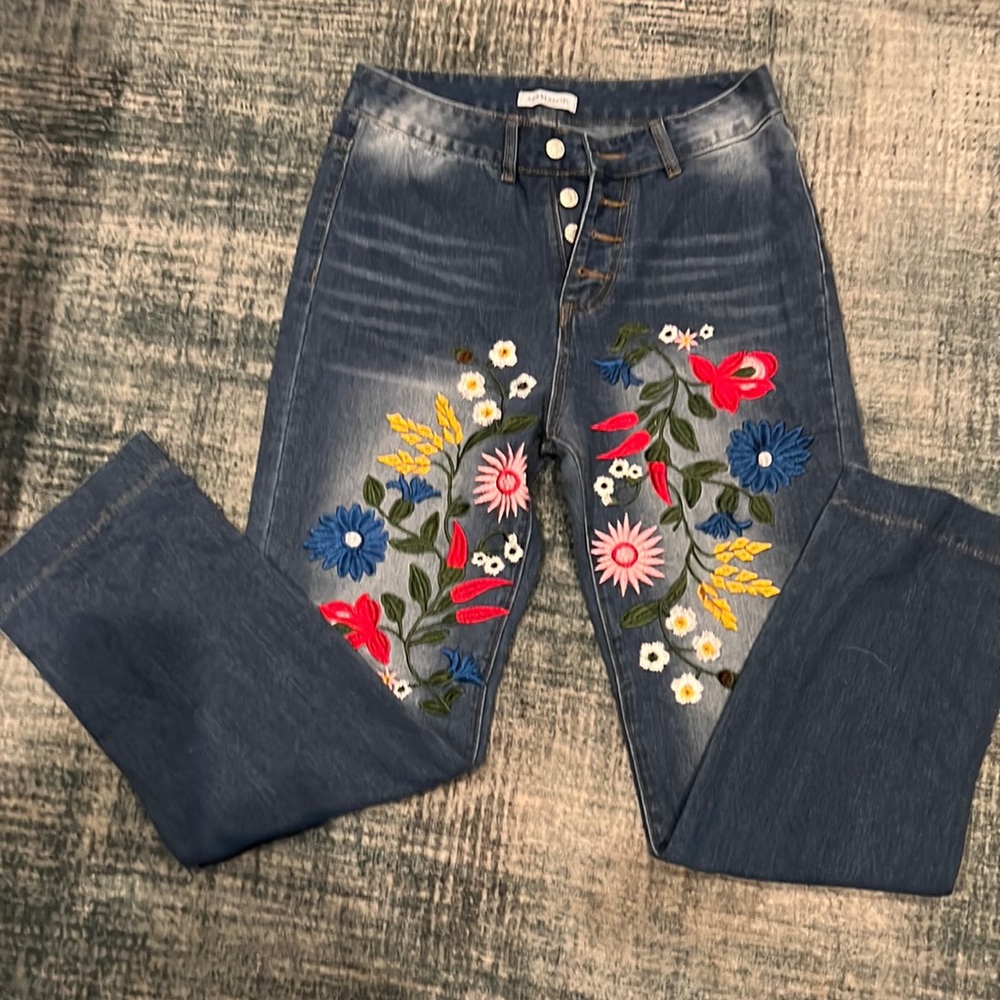 Jean pants with embroidered flowers on the legs